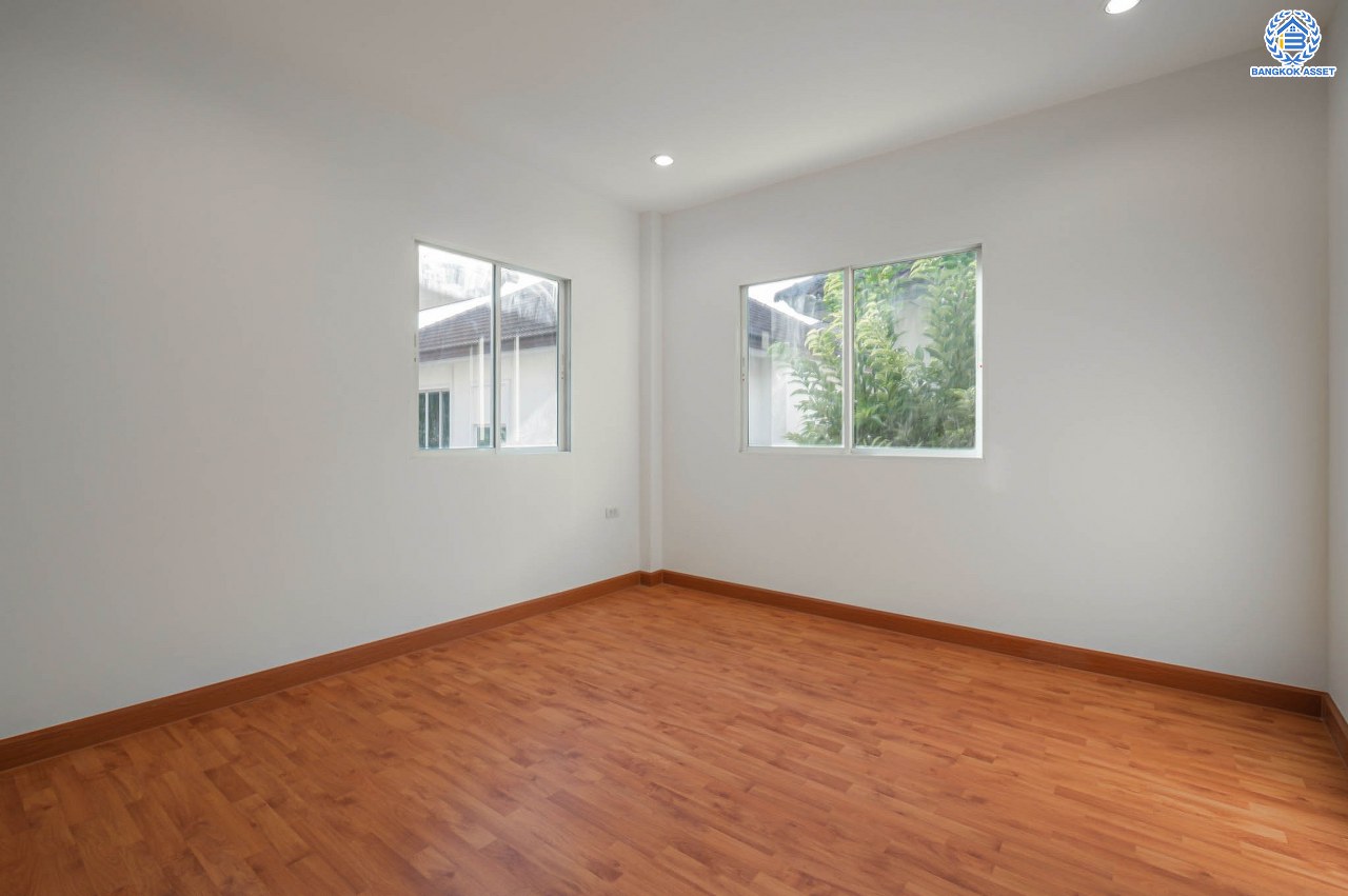 บ้านมือสองตกแต่งใหม่ โครงการ บางกอก บูเลอวาร์ด รามอินทรา แบรนด์ SC Asset เนื้อที่ 55.20 ตร.ว. ฟังก์ชัน 3 ห้องนอน 3 ห้องน้ำ ที่จอดรถ 2 คัน บนทำเลแห่งการเดินทาง เชื่อมต่อถนนรามอินทรา, ถนนรัชดา-รามอินทรา ใกล้จุดขึ้น "ทางด่วนรามอินทรา" รถไฟฟ้าสายสีชมพู "สถานีวงแหวนรามอินทรา" และ ใกล้ห้างแฟชั่น ไอส์แลนด์